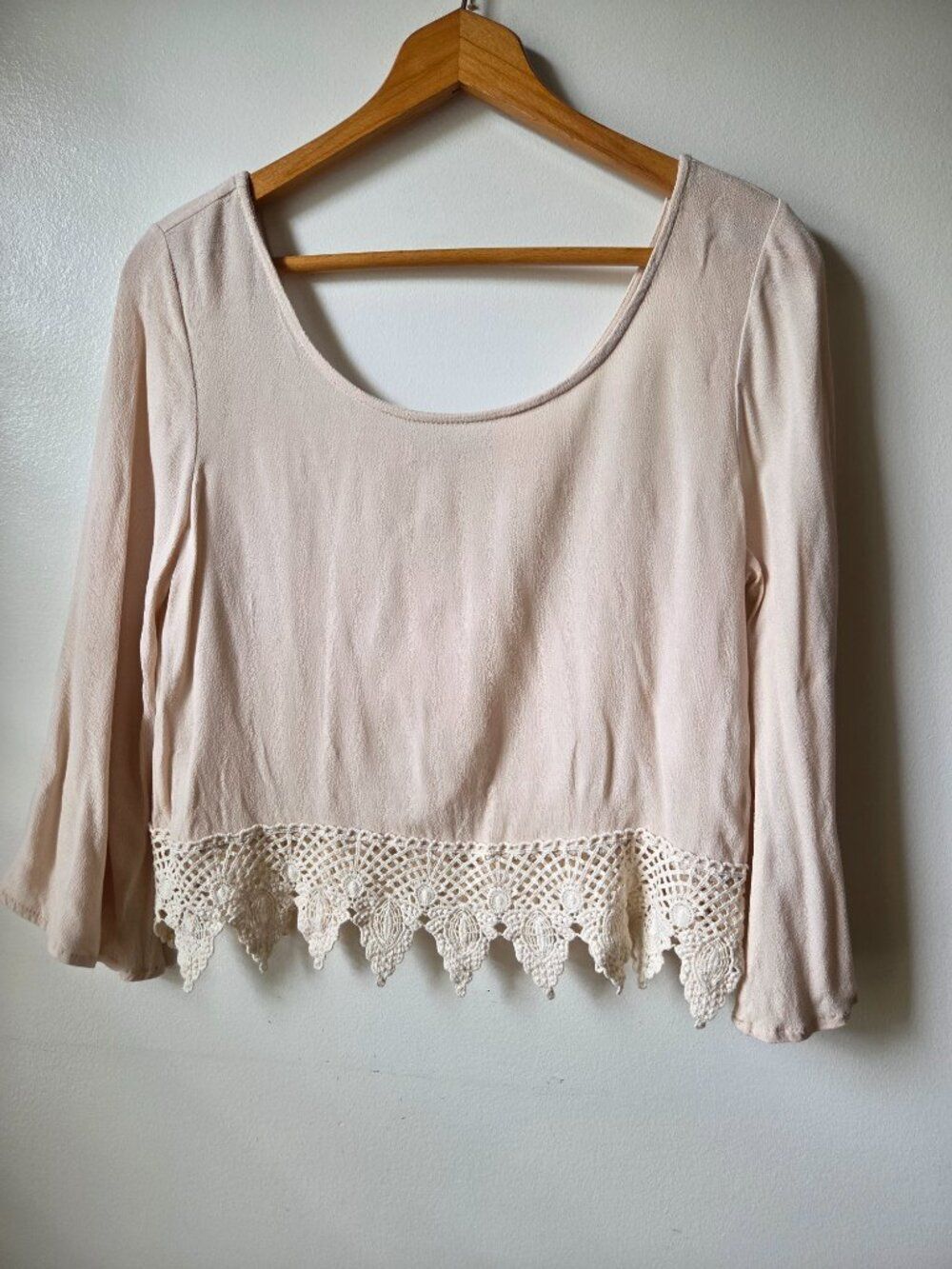 EUC SIS SIS SS CREAM DOUBLE SCOOP NECK BOHO LACED HEM LONG SLEEVE TOP M